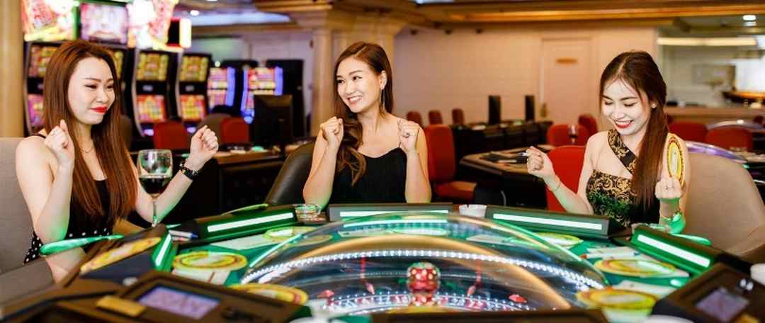 Những khách hàng đang tham gia và trải nghiệm game tại Empire Casino